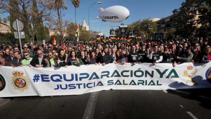 Miles de agentes llenan las calles de Oviedo para exigir un salario digno