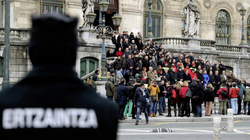 Ertzainas salen en defensa de los guardias civiles agredidos en Algeciras