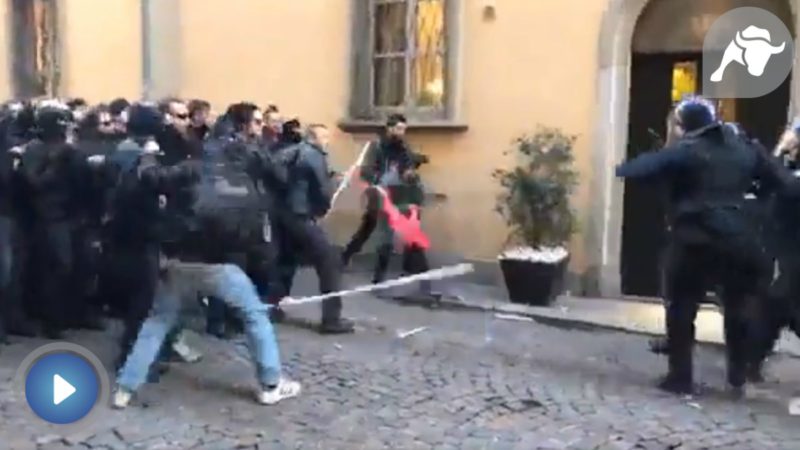 Ultraizquierdistas agreden a un policía. El vídeo que avergüenza a Italia