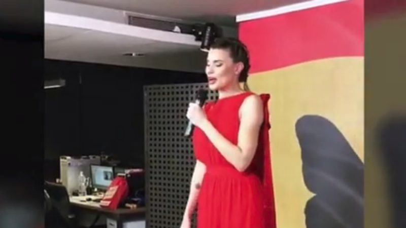El delirante himno de España de la independentista María Lapiedra