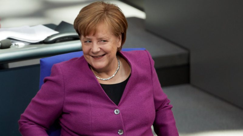 Merkel trata de desplazar a Macron: 'El plan es Europa, Europa y más Europa'