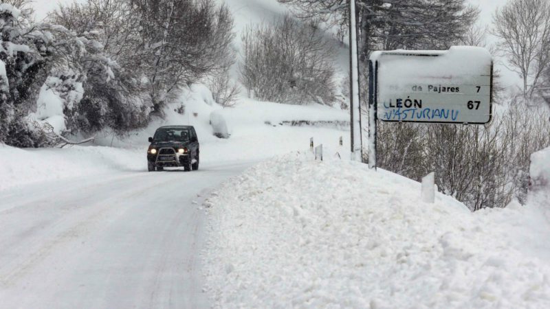 La nieve corta 400 carreteras, retrasa aviones y deja a alumnos sin clases