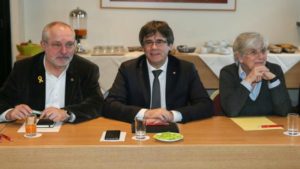 El expresidente de la Generalitat Carles Puigdemont, junto a los exconsellers Clara Ponsatí (d) y Lluís Puig (i), durante su reunión con diputados de "Junts per Catalunya" en el President Park Hotel de Bruselas,