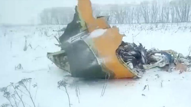 Un avión se estrella en las afueras de Moscú y mueren sus 71 ocupantes