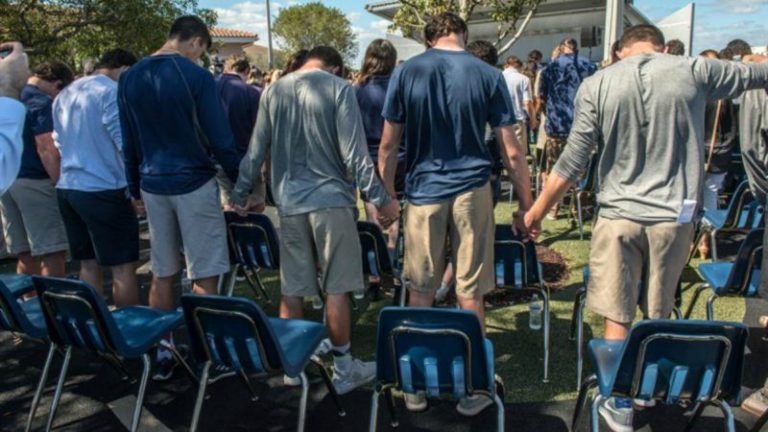 Estudiantes participan en un acto de recuero a las víctimas del último tiroteo en Florida | EFE