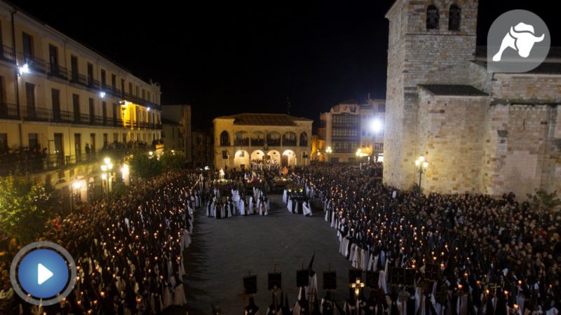 Dos mil cofrades entonan 'La muerte no es el final' en Zamora