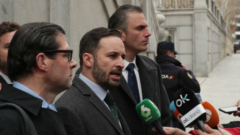 El presidente de VOX, Santiago Abascal, se dirige a los medios durante la comparecencia por el auto de procesamiento del juez Llarena a los golpistas catalanes | EFE