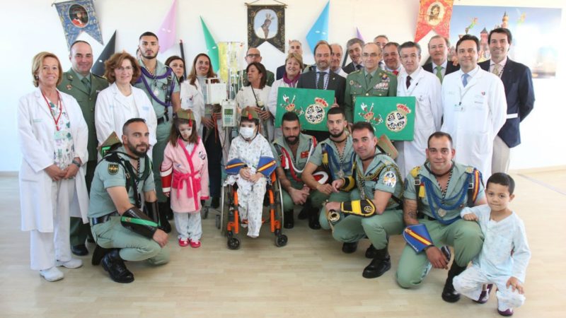 Legionarios visitan a los niños del hospital materno infantil de Málaga | COFRADÍA DE MENA