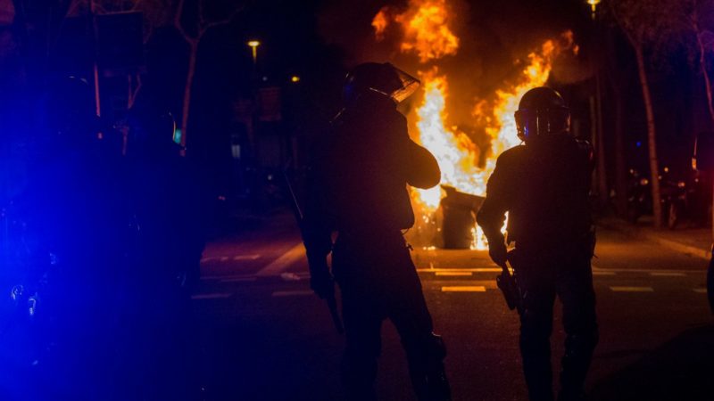 Los mossos denuncian la violencia de separatistas radicales y exigen respeto