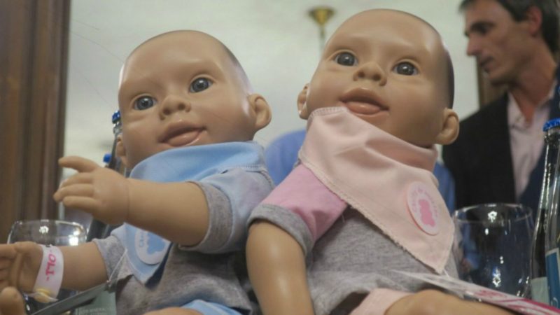 Presentan al primer muñeco bebé con rasgos de síndrome de Down