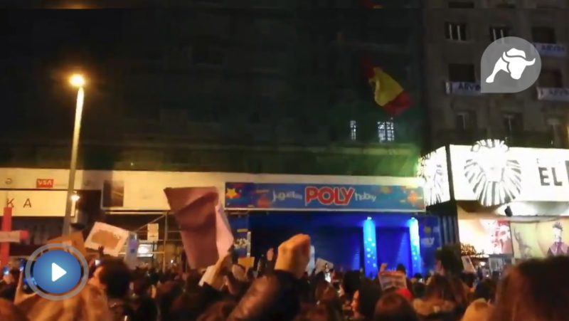 Arrancan una bandera de España en la huelga ¿feminista? de Madrid
