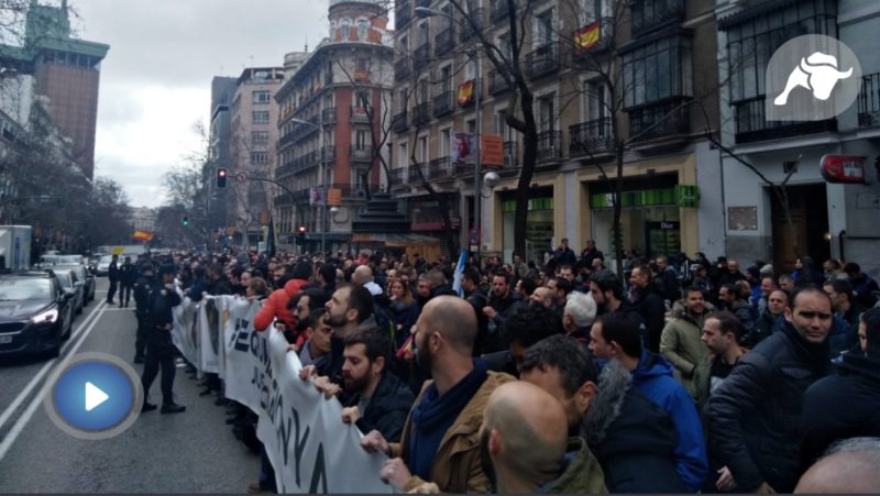Más de 2.000 agentes se concentran frente a Génova por la equiparación