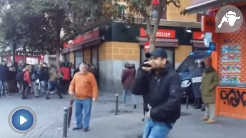 Inmigrantes echan a patadas a un rapero progre que se solidarizaba con ellos