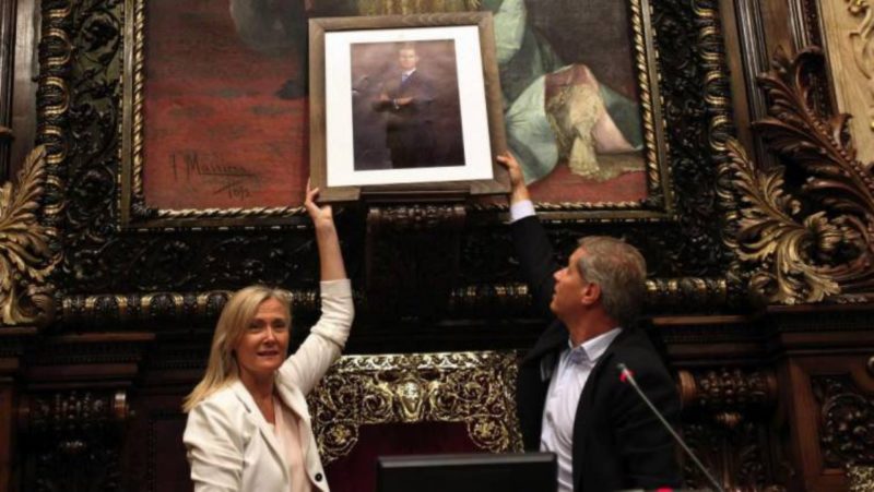 La Justicia obliga a Colau a colgar el retrato del Rey en el Ayuntamiento