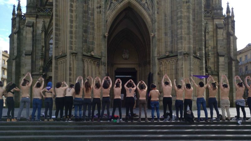Feministas radicales se desnudan ante la catedral de San Sebastián