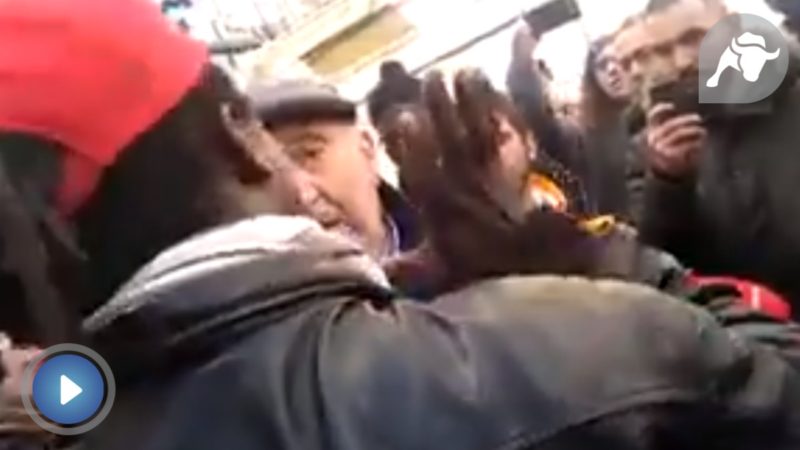 Inmigrante increpa a un anciano quejoso por los disturbios: 'Vete a tu casa'