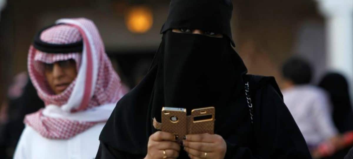 En Arabia Saudí vas a la cárcel por espiar el móvil de tu pareja