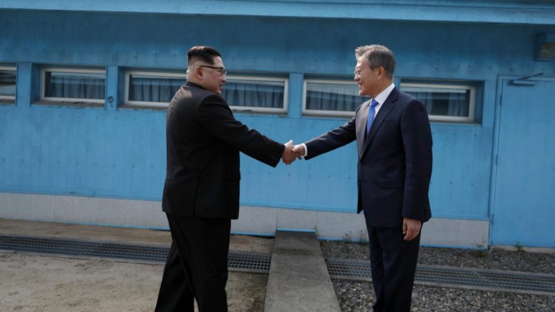 Kim y Moon escenifican un emotivo primer paso hacia la reconciliación