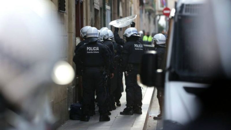 Colau eliminó los antidisturbios que hoy frenarían la violencia en Barcelona