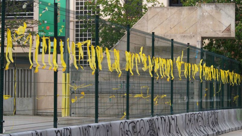 Los barceloneses se unen para limpiar la ciudad de lazos amarillos