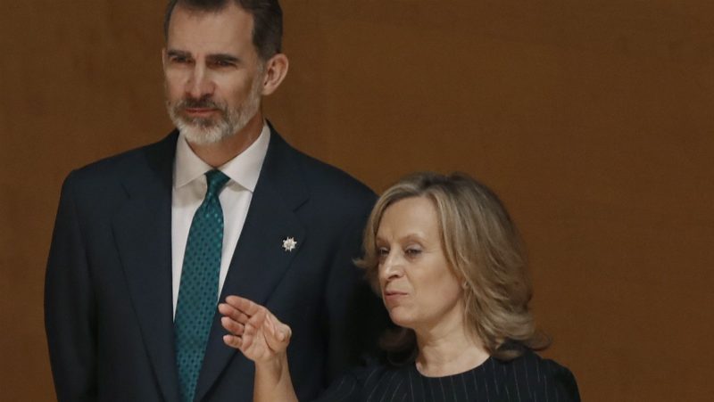 El Rey junto a la directora de la Escuela Judicial de Barcelona y esposa del juez Llarena, Gema Espinosa. |EFE