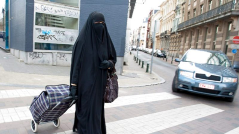 Dinamarca aprueba prohibir el uso del burka y el nicab en lugares públicos