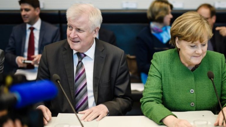 El ministro del interior alemán, Horst Seehofer, junto a Angela Merkel. |Efe