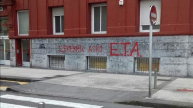 Pintadas de 'agradecimiento' a ETA en las tres capitales vascas