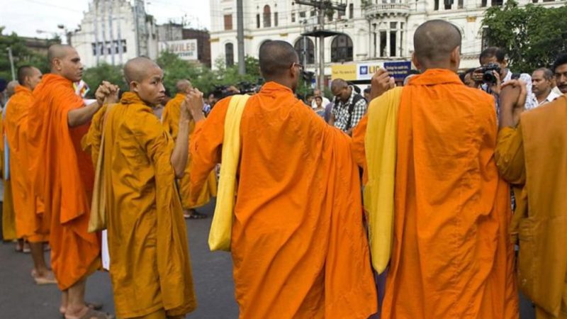 Un monje japonés demanda a su templo por exceso de trabajo