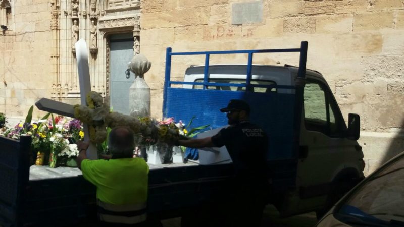 Sigue la persecución a los vecinos de Callosa: retiran la Cruz de mayo