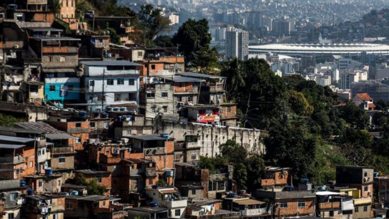El español llega a las favelas de Río de Janeiro