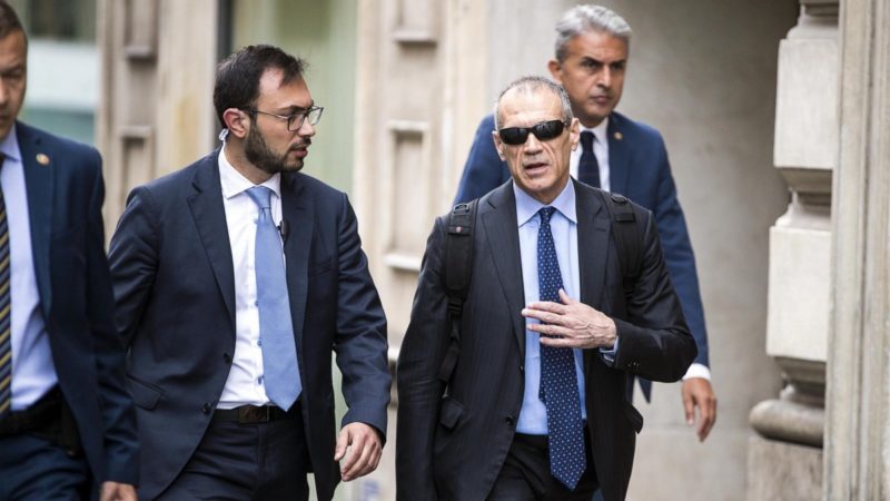 Cottarelli entrega su lista de ministros globalistas a Mattarella