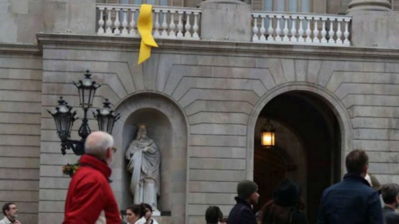 Colau deja el lazo amarillo en el balcón: 'Representa al 80% de barceloneses'