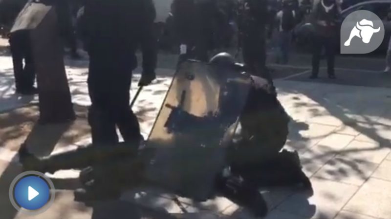 Gritos antisemitas y un policía herido en la marcha contra Macron