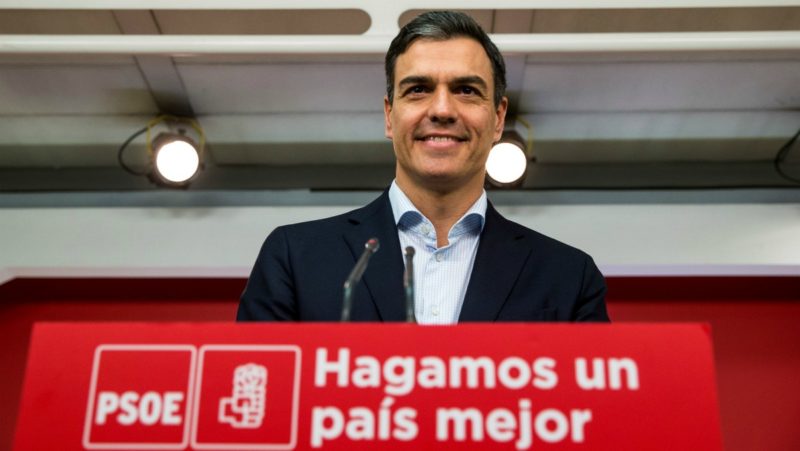 El líder del PSOE, Pedro Sánchez, sonríe ante el lema de su partido: "Hagamos un país mejor" | EFE
