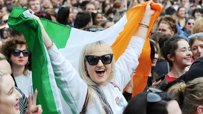 Una mujer festeja el resultado del referéndum irlandés