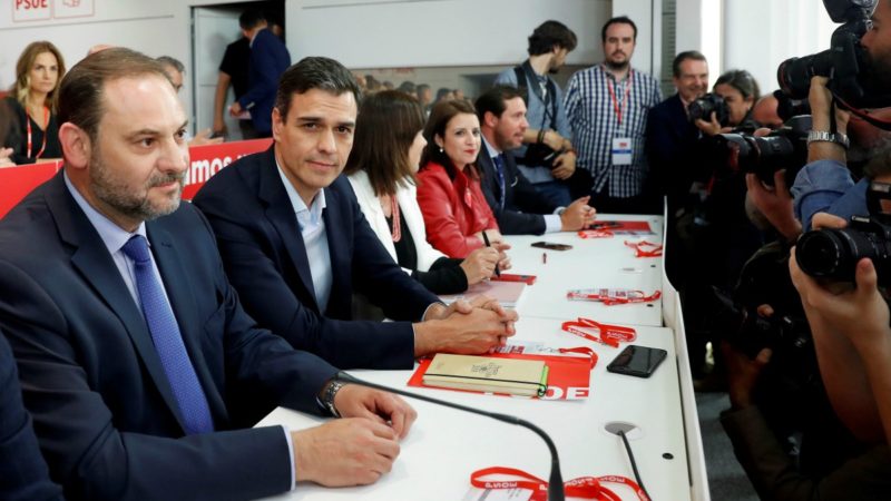 El PSOE avala a Sánchez pero exige que no negocie la moción con otras fuerzas