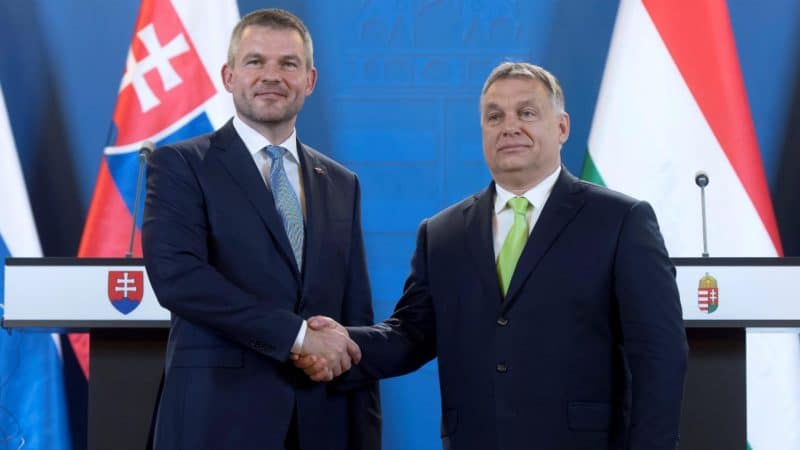 El primer ministro húngaro, Viktor Orban (d), y su homólogo eslovaco, Peter Pellegrini. |Efe