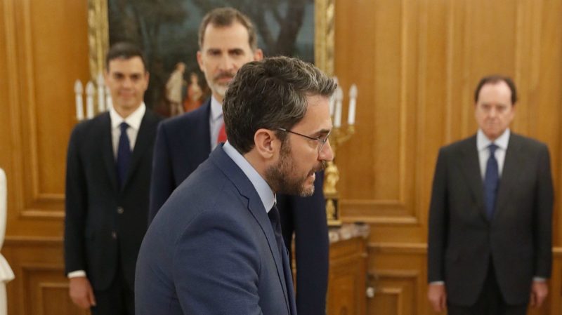 El rey Felipe VI y el presidente del Gobierno, Pedro Sánchez, asisten a la toma de posesión como ministro de Cultura de Màxim Huerta | EFE