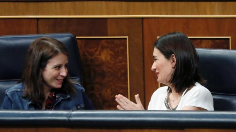 La portavoz del PSOE, Adriana Lastra (i), conversa con la ministra de Sanidad, Consumo y Bienestar Social, Carmen Montón (d), durante el pleno del Congreso de los Diputados. EFE