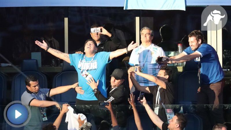 Maradona protagoniza una noche de desenfreno en el partido de Argentina