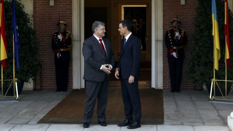 Sánchez recibe en Moncloa a Poroshenko en su primer acto como presidente