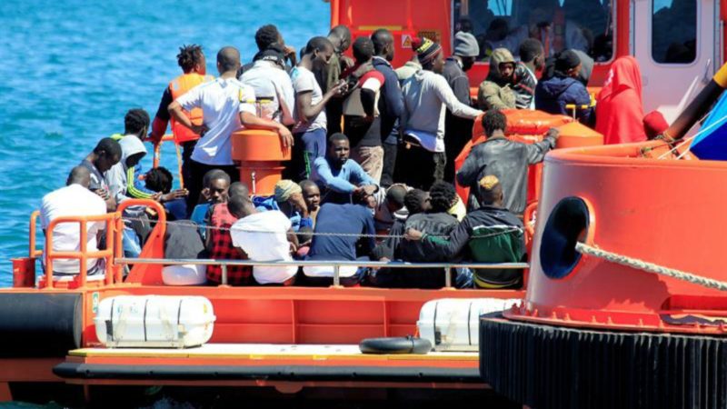 Salvamento Marítimo ha rescatado este domingo a 123 inmigrantes de doce pateras que navegaban en el Estrecho de Gibraltar, que se unen al millar de personas que aguardan a ser identificadas en las instalaciones habilitadas en la comarca gaditana del Campo de Gibraltar. EFE/A.Carrasco Ragel.