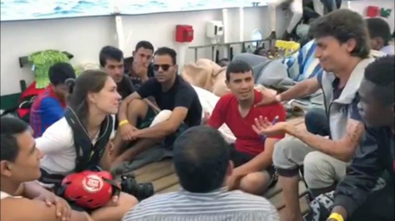 Los inmigrantes del Open Arms aún no saben si pedirán asilo en España