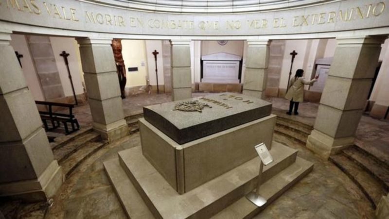 Los restos del general Sanjurjo volverán al Monumento a los Caídos