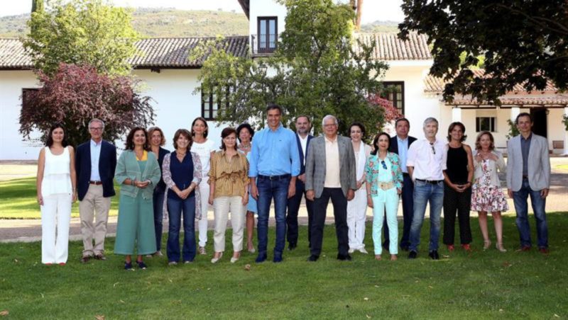 25/8/2018.- Fotografía de familia, facilitada por Presidencia del Gobierno, del presidente del Gobierno, Pedro Sánchez, y sus diecisiete ministros |EFE