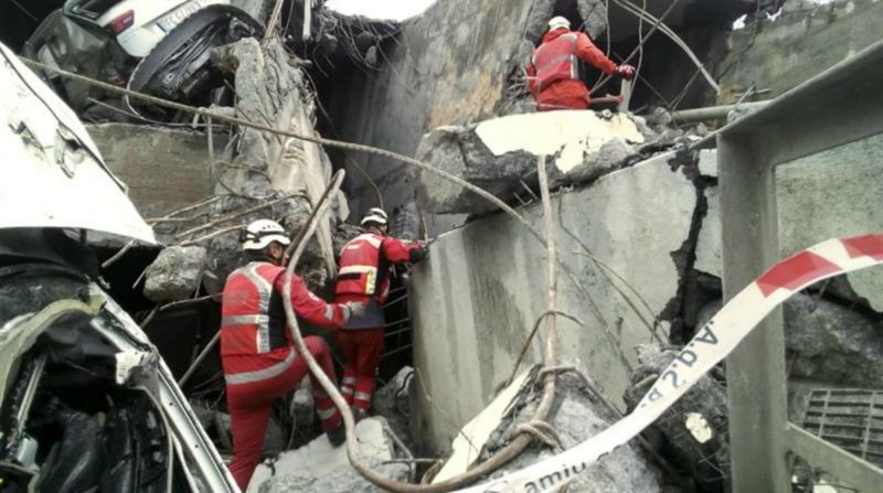 GÉNOVA (ITALIA), 17/08/2018.- Trabajadores de la Cruz Roja de Italia buscan desaparecidos entre los escombros del puente Morandi en Génova, Italia, ayer,16 de agosto de 2018.