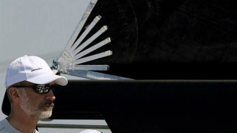 El Rey Felipe VI a la caña del "Aifos 500", en la primera jornada de la 37 edición de la Copa del Rey Mapfre de vela, que se disputa en aguas de la bahía de Palma hasta el próximo 4 de agosto.-EFE/Ballesteros