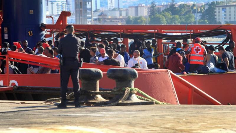 Efectivos policiales en Algeciras junto a algunos de los 230 inmigrantes rescatados por Salvamento Marítimo cuando intentaban alcanzar las costas españolas a bordo de ocho pateras en aguas del Estrecho de Gibraltar. EFE/ A.Carrasco Ragel