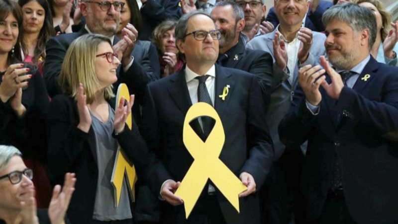 Un concejal del PP quita lazos amarillos de farolas de la plaza de Sant Jaume